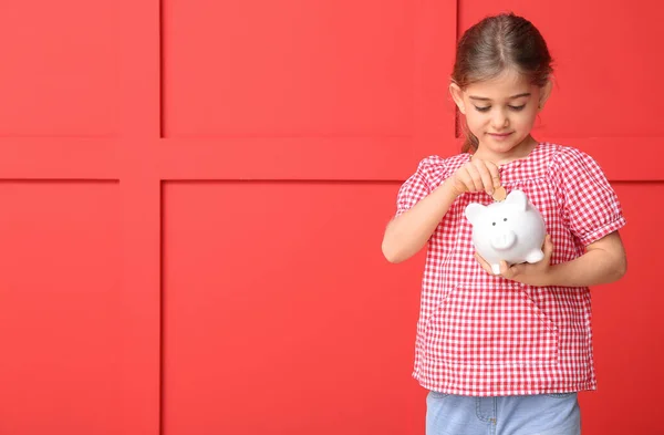 Linda Chica Poniendo Dinero Alcancía Fondo Color — Foto de Stock