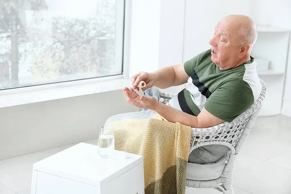 Старший Чоловік Який Страждає Синдромом Паркінсона Приймає Таблетки Клініці — стокове фото