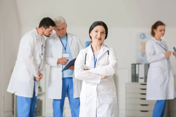 Doctora Con Colegas Clínica — Foto de Stock