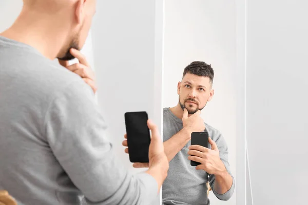 Mann Macht Selfie Vor Spiegel Hause — Stockfoto