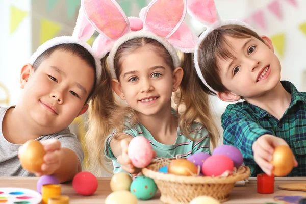 Weinig Kinderen Met Geschilderde Paaseieren Thuis — Stockfoto