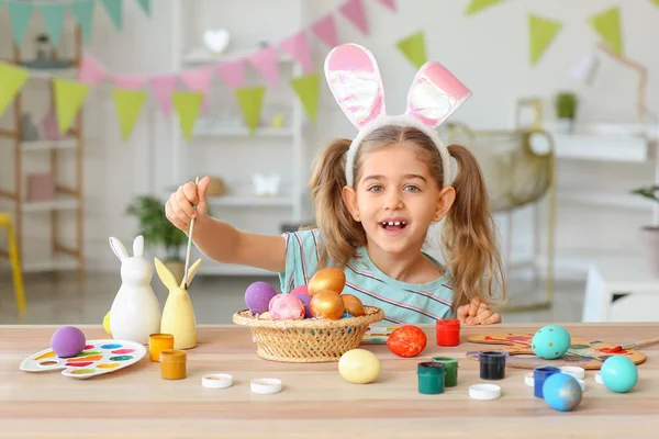 Маленька Дівчинка Малює Великодні Яйця Вдома — стокове фото