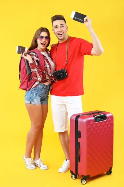Couple Tourists Luggage Color Background — Stock Photo, Image