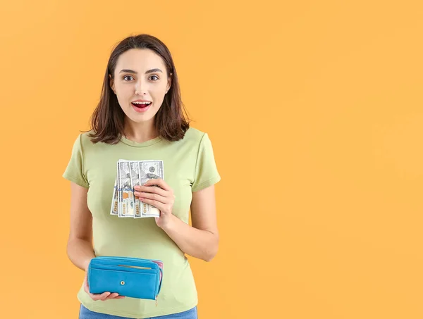 Mujer Joven Con Billetera Sobre Fondo Color — Foto de Stock