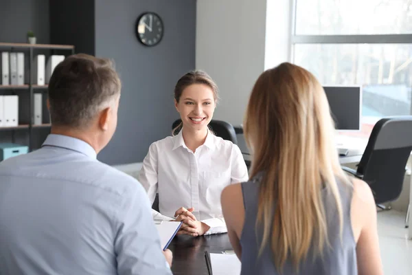 Commission Des Ressources Humaines Interviewant Une Femme Fonction — Photo