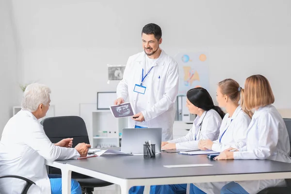 Ärzteteam Während Eines Treffens Der Klinik — Stockfoto