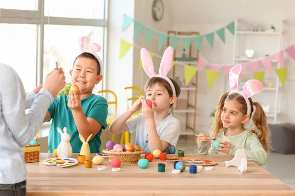 Petits Enfants Avec Leur Mère Peignant Des Œufs Pâques Maison — Photo