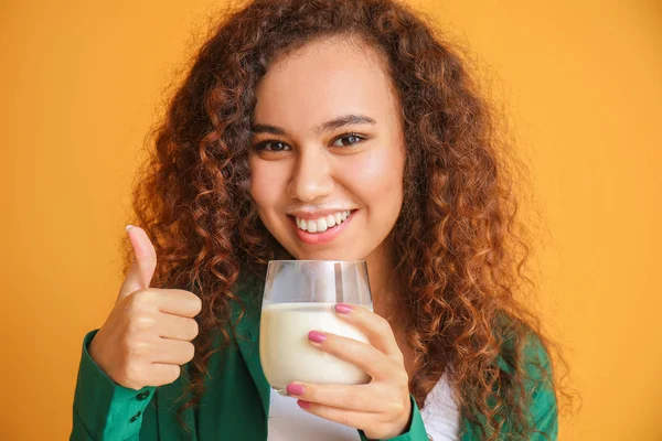 Junge Afroamerikanische Frau Mit Milch Zeigt Daumen Nach Oben Auf — Stockfoto