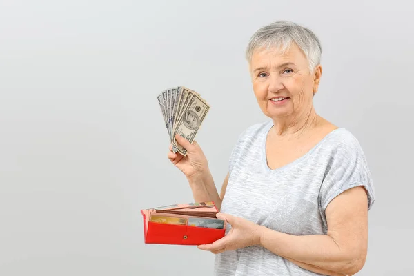 Senior Mulher Com Carteira Dinheiro Fundo Leve — Fotografia de Stock