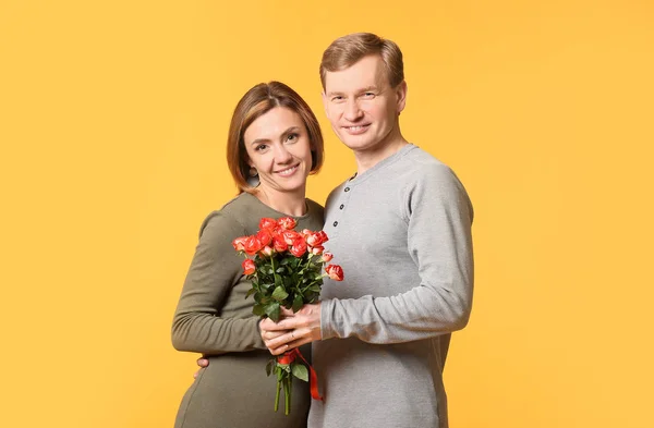 Portrait Beautiful Couple Bouquet Flowers Color Background — Stock Photo, Image