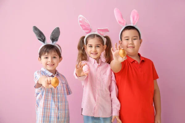 Kleine Kinder Mit Ostereiern Und Hasenohren Auf Farbigem Hintergrund — Stockfoto