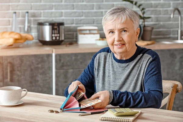 Starsza Kobieta Liczy Pieniądze Domu — Zdjęcie stockowe