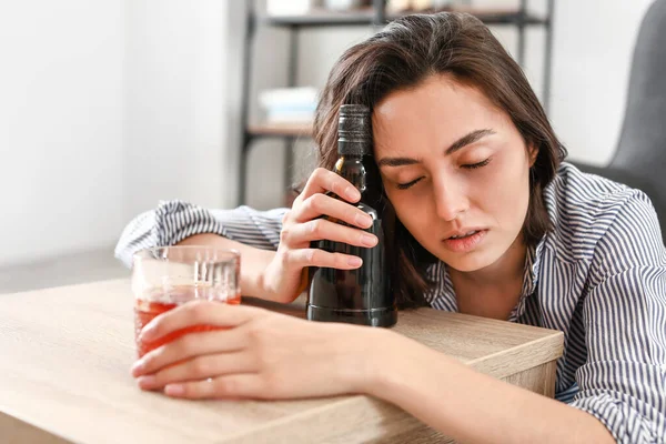 Kobieta Pijąca Koniak Domu Pojęcie Alkoholizmu — Zdjęcie stockowe