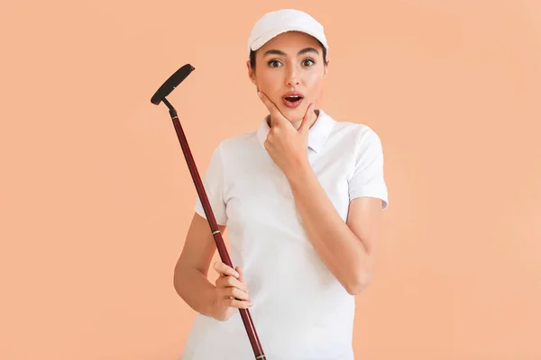 Golfista Feminina Surpreso Fundo Cor — Fotografia de Stock