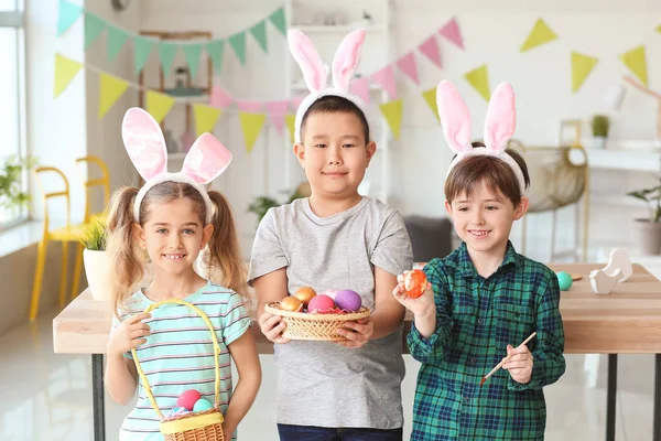 Kleine Kinderen Schilderen Paaseieren Thuis — Stockfoto