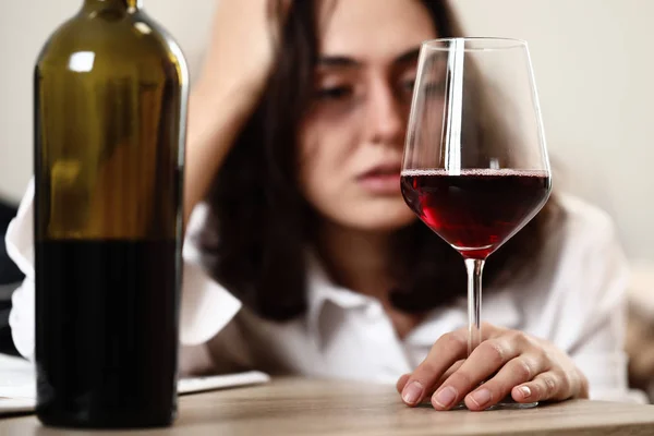 Mujer Bebiendo Vino Casa Concepto Alcoholismo — Foto de Stock
