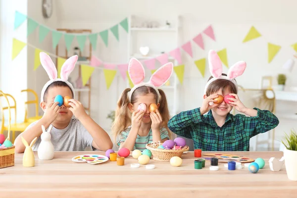 Маленькі Діти Малюють Великодні Яйця Вдома — стокове фото
