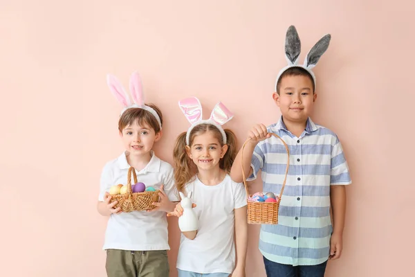 Kis Gyerekek Húsvéti Tojás Nyuszi Füle Színes Háttér — Stock Fotó