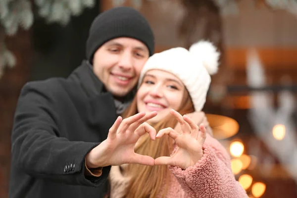 快乐的年轻夫妇在户外用手做心形 — 图库照片