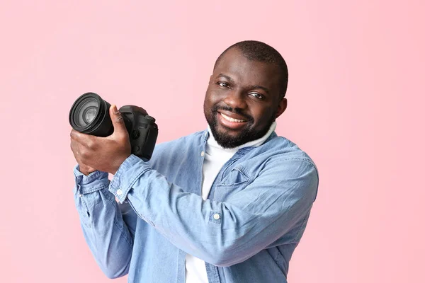 Afrikanisch Amerikanischer Fotograf Auf Farbigem Hintergrund — Stockfoto