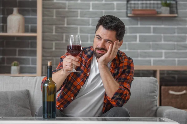 Uomo Che Beve Vino Casa Concetto Alcolismo — Foto Stock