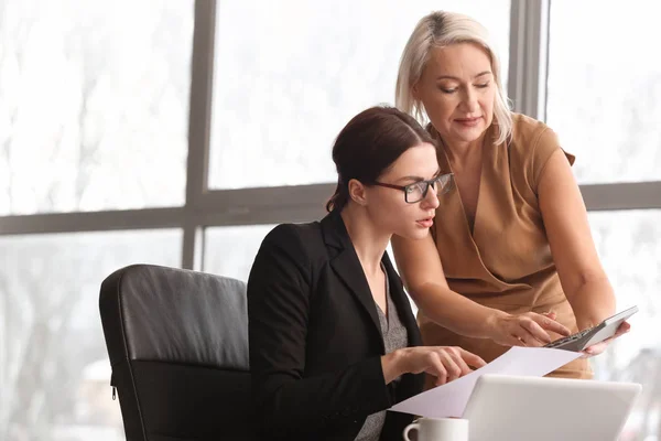 Female Accountant Her Colleague Working Office — Stock Photo, Image