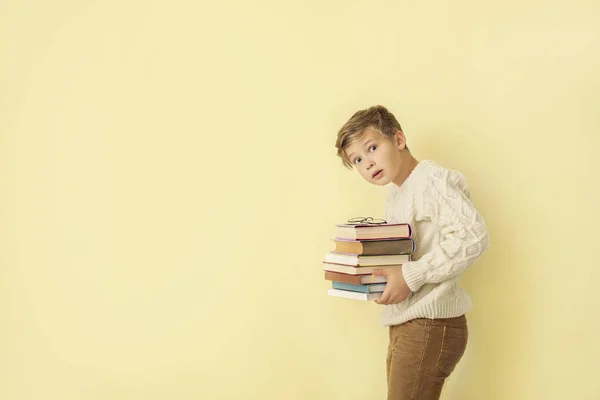 Überraschter Kleiner Junge Mit Büchern Auf Farbigem Hintergrund — Stockfoto
