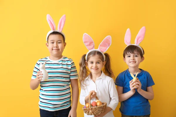 Renkli Arka Planda Paskalya Yumurtası Tavşan Kulakları Ile Küçük Çocuklar — Stok fotoğraf