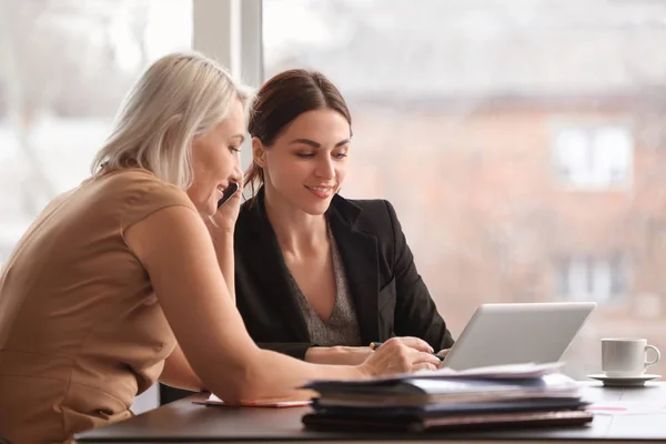 Female Accountant Her Colleague Working Office — Stock Photo, Image