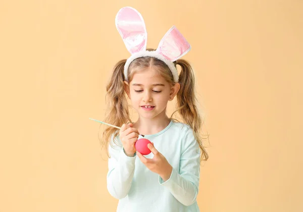 Paskalya Yumurtası Renkte Fırçası Olan Küçük Bir Kız — Stok fotoğraf