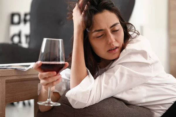 Mujer Bebiendo Vino Casa Concepto Alcoholismo — Foto de Stock