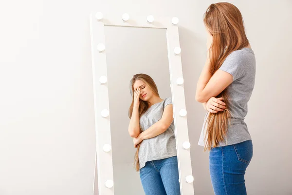 Mujer Joven Disgustado Cerca Del Espejo Casa — Foto de Stock