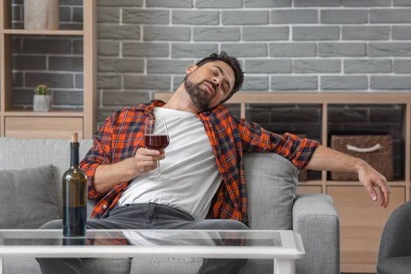 家でワインを飲む男 アルコール依存症の概念 — ストック写真