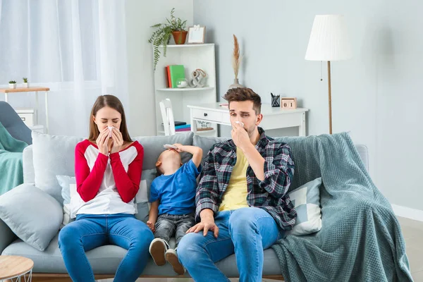 Family Suffering Allergy Home — Stock Photo, Image