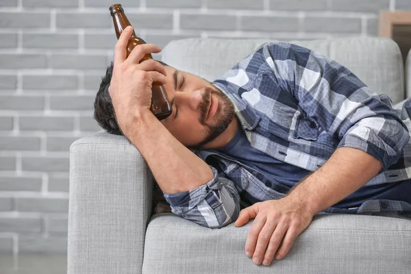 Een Man Die Thuis Bier Drinkt Begrip Alcoholisme — Stockfoto