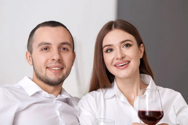 Jovem Casal Feliz Data Romântica Casa — Fotografia de Stock