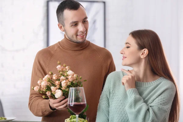 Schöne Junge Frau Erhält Bei Romantischem Date Café Blumen Von — Stockfoto