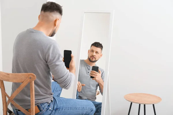 Muž Selfie Před Zrcadlem Doma — Stock fotografie