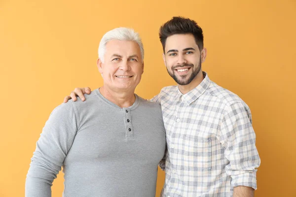 Jongeman Zijn Vader Kleur Achtergrond — Stockfoto