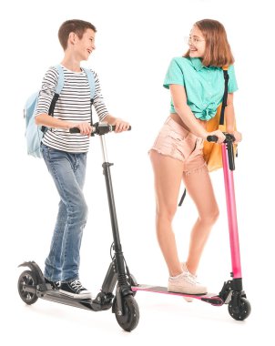 Aktif gençler beyaz arka planda scooter kullanıyor.
