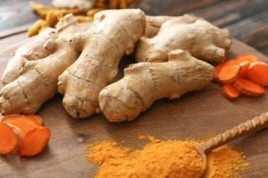 Aromatik zerdeçal masada, yakın plan.