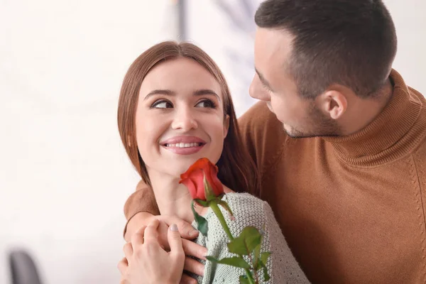Hermosa Joven Que Recibe Flor Novio Cita Romántica Cafetería — Foto de Stock
