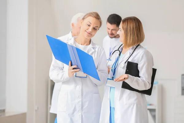 Female Doctors Discussing Something Clinic — Stock Photo, Image