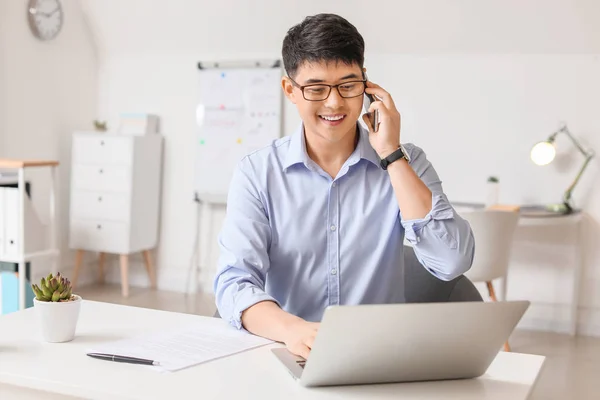 Молодий Азіатський Бізнесмен Розмовляє Телефону — стокове фото