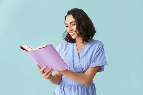 Schöne Junge Frau Mit Buch Auf Farbigem Hintergrund — Stockfoto