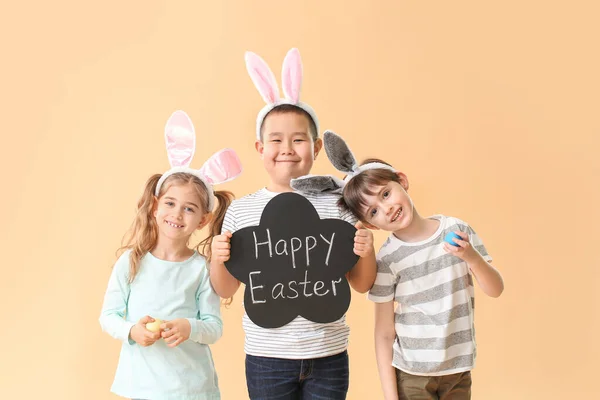 イースターエッグと色の背景の黒板を持つ小さな子供たち — ストック写真