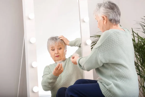 Mujer Mayor Con Problemas Pérdida Cabello Cerca Del Espejo — Foto de Stock