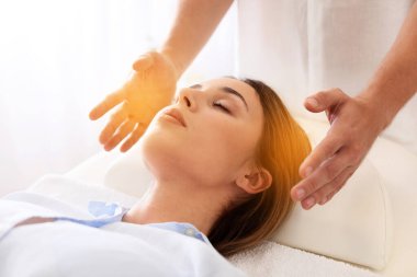 Reiki usta hastayla çalışıyor.