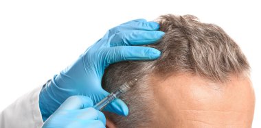 Saç dökülmesi sorunu alıcı enjeksiyon beyaz arka planda, closeup ile komuta sizde