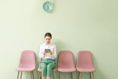 Genç kadın kapalı iş görüşmesi için bekliyor